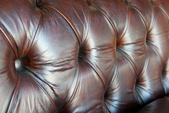 Chesterfield - edles Sofa mit Kissen