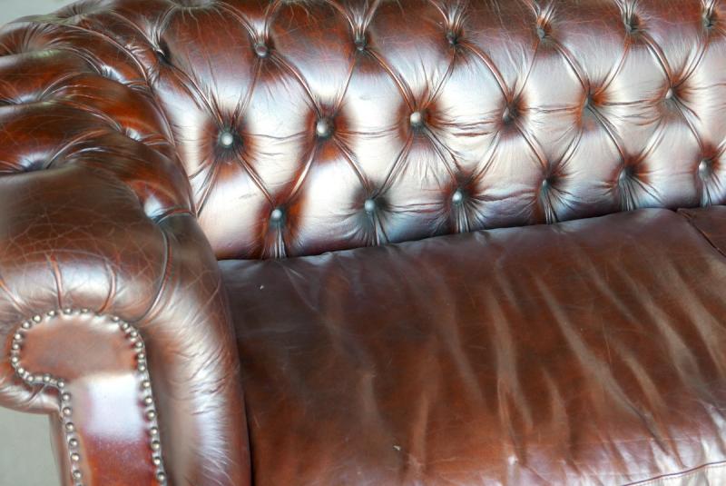 Chesterfield - edles Sofa mit Kissen