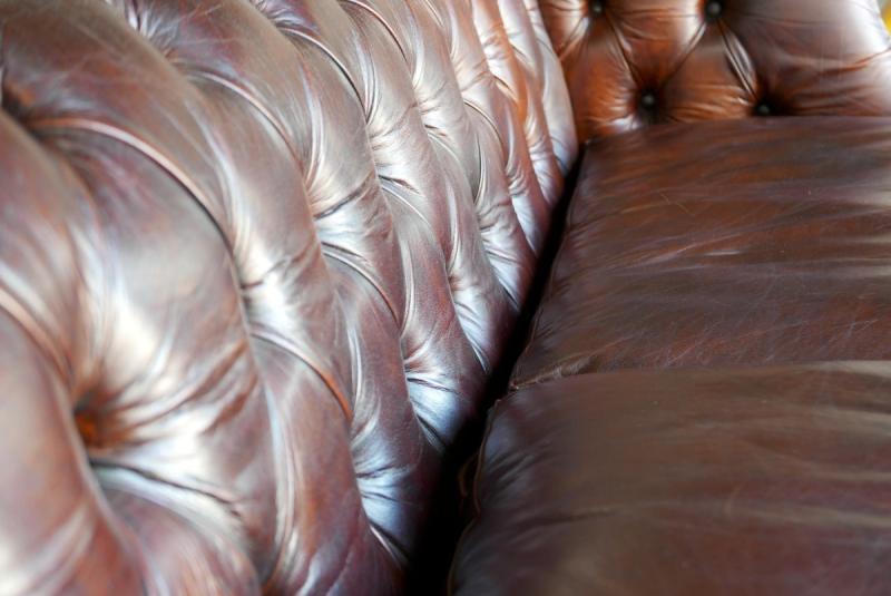 Chesterfield - edles Sofa mit Kissen